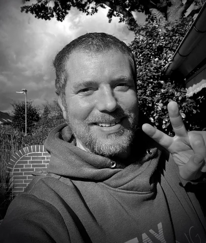 Sven Goj, der Mensch hinter Schrauberheft, vor seinem Haus in Himmelpforten
