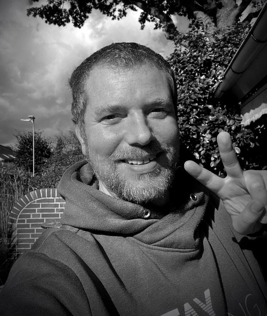 Sven Goj, der Mensch hinter Schrauberheft, vor seinem Haus in Himmelpforten